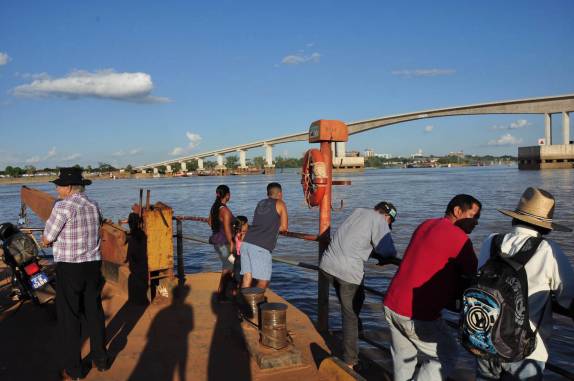 Na balsa sobre o Rio Madeira, chegando à Porto Velho, em Rondônia, e admirando a ponte quase pronta que vai atravessar o enorme rio